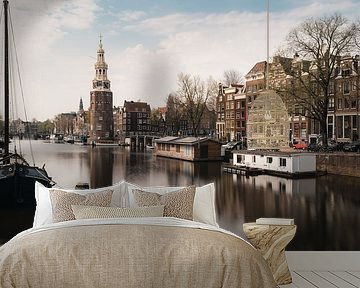 Kanaal en oude huizen in Amsterdam, Nederland.