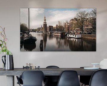Kanaal en oude huizen in Amsterdam, Nederland.