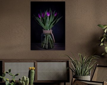 Tulpen mit Vase im Dunkeln von Marjon Boerman