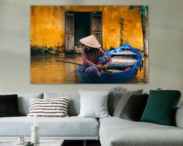 Blaues Boot in den orangefarbenen Straßen von Hoi An