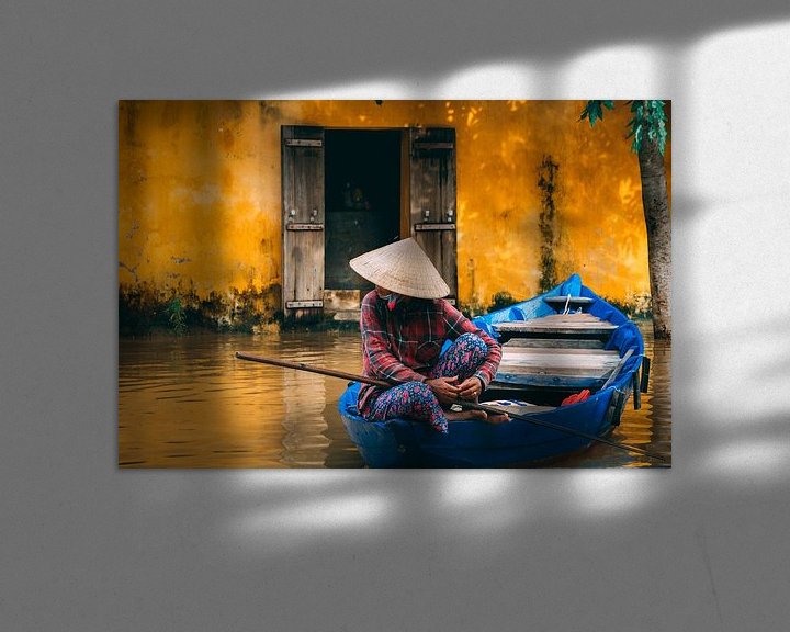 Sfeerimpressie: Blauwe boot in oranje straten van Hoi An van Eveline Dekkers