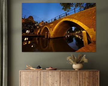 De Vollersbrug over de Oudegracht in Utrecht van Donker Utrecht