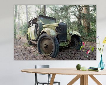 Green Oldtimer in the Woods van Lien Hilke