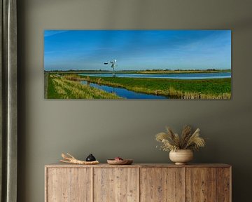 Waterrijk panorama met authentieke windmolen in de Eilandspolder van Photo Henk van Dijk