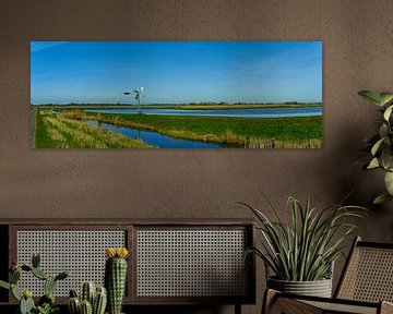 Waterrijk panorama met authentieke windmolen in de Eilandspolder van Photo Henk van Dijk