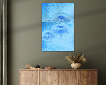 Bellis mit Spiegelung in Blau von Marc Heiligenstein