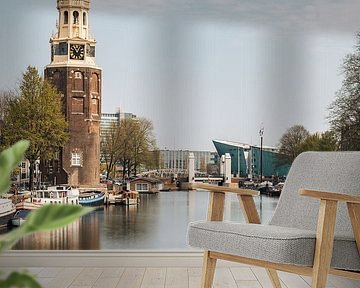 Montelbaanstoren aan de kanaal Oudeschans, Amsterdam, Nederland.