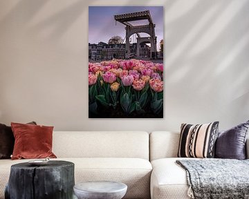 De magere brug met tulpen op de voorgrond van Thea.Photo