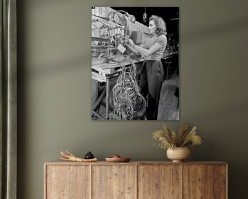Vrouw controleert technische installatie en bedieningspaneel bij Boeing 1942 van Atelier Liesjes