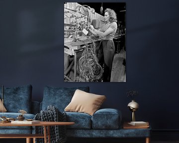 Vrouw controleert technische installatie en bedieningspaneel bij Boeing 1942 van Atelier Liesjes