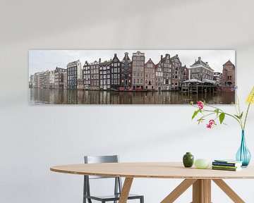 Amsterdams panorama van een gracht met woningen