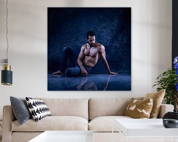 Sexy Mann in Blau von Atelier Liesjes