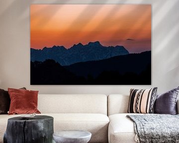 Atmosphärisch warmes Licht bei Sonnenuntergang in den Alpen