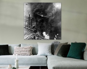 Bommenwerper vliegt door de rook bij een aanval in Roemenie, 1943 van Atelier Liesjes