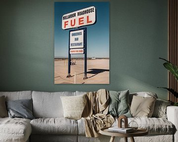 Retro tankstation bord langs de weg in Australie van Guido Boogert