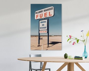 Retro tankstation bord langs de weg in Australie van Guido Boogert