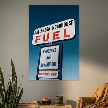 Panneau rétro de station-service le long de la route en Australie sur Guido Boogert