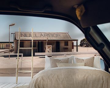 Retro tankstation langs de weg in Australie van Guido Boogert