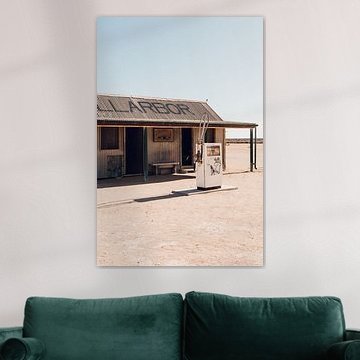 Retro-Tankstelle entlang der Straße in Australien von Guido Boogert