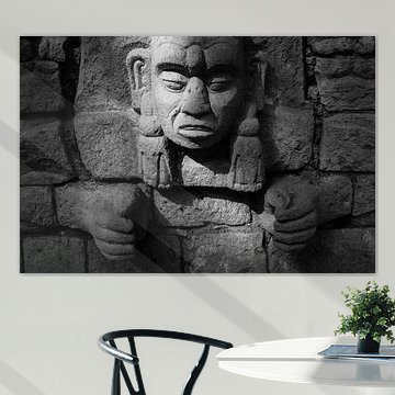 Abendlicht fällt auf Maya-Skulptur in den Ruinen von Copan von Laurens Coolsen