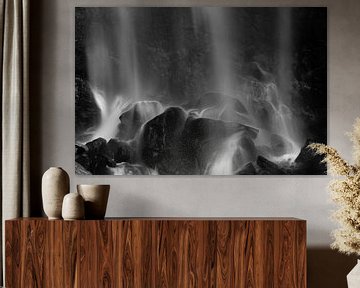 Kletterende waterval op stenen rotsen in zwart-wit van Laurens Coolsen