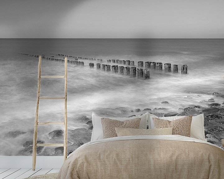 Sfeerimpressie behang: Noordzeekust in zwart-wit van Teuni's Dreams of Reality