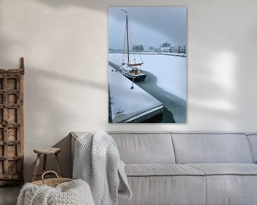 een boot in de haven van Zeewolde in wintertijd. van Robinotof