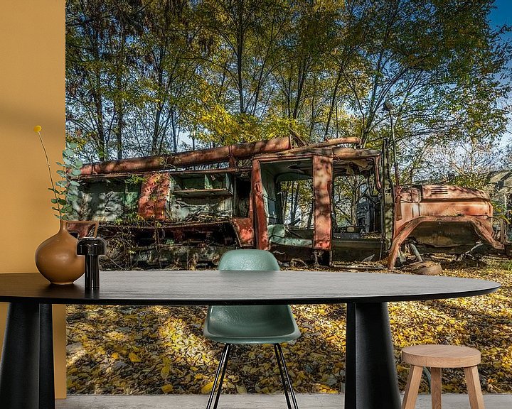 Sfeerimpressie behang: Verlaten Brandweerwagen in Tsjernobyl van Karl Smits