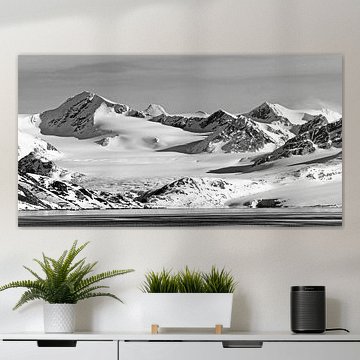 Landschap: Sneeuwlandschap met getijdengletsjer op Spitsbergen van Rini Kools
