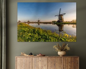 De beaux moulins sur une belle eau près de Kinderdijk