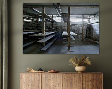 Foto van de kaasplanken in een oude melkfabriek. van Therese Brals