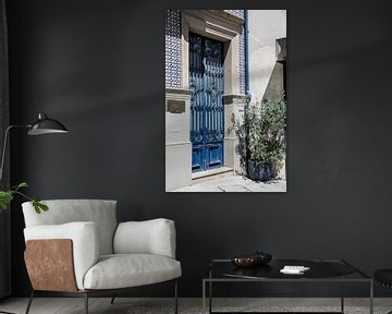 Blauwe deur in Lissabon van Jessica Arends