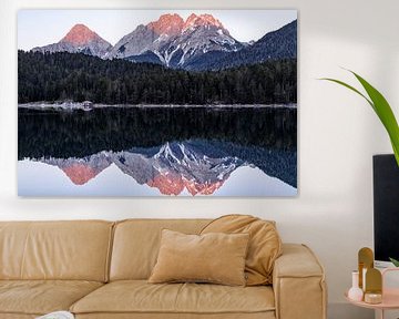 Reflexion der Berglandschaft im Wasser - Blindsee, Österreich von Hidde Hageman