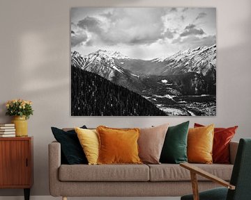 Mount Norquay en Cascade Mountain over Banff van Graham Forrester