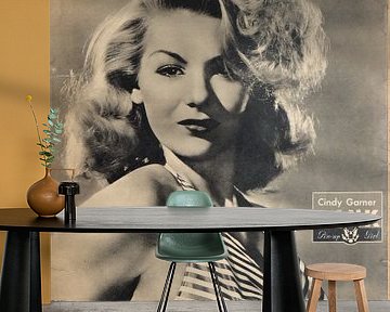 YANK pinup: Blondine Cindy Garner in zomers topje met decolleté, april 1945 van Atelier Liesjes