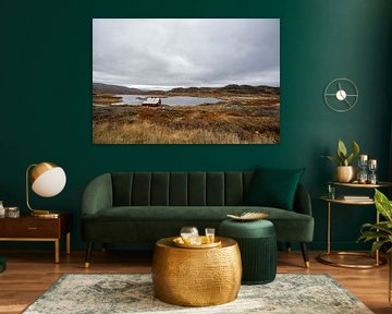 Huisje aan een klein meertje in Noorwegen van Mickéle Godderis