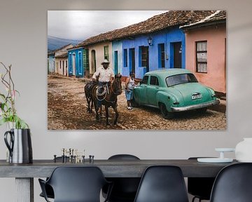 Promenade à cheval en voiture cubaine et ancienne dans les rues de Trinidad de Cuba