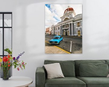 Blauer Oldtimer-Wagen vor dem Rathaus von Cienfuegos, Kuba