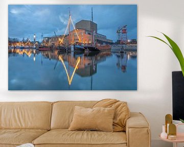 Haven van Den Helder tijdens het blauwe uur. van Justin Sinner Pictures ( Fotograaf op Texel)