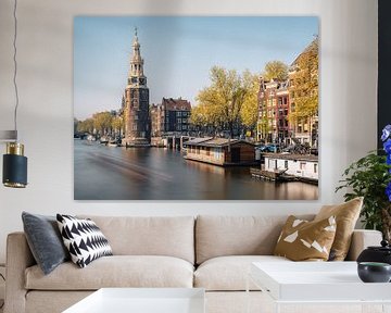 Montelbaanstoren, kanaal en oude huizen in Amsterdam, Nederland. van Lorena Cirstea