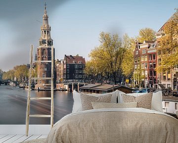 Montelbaanstoren, kanaal en oude huizen in Amsterdam, Nederland.