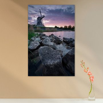 Violetter Sonnenuntergang mit Mühle