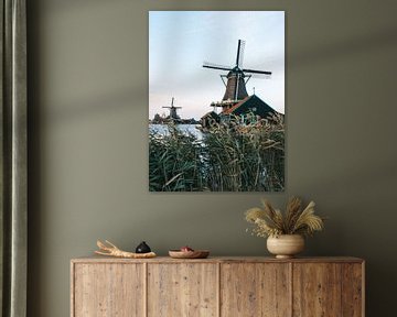 Zwei niederländische Windmühlen auf dem Wasser in Zaanse Schans kurz nach Sonnenuntergang während de