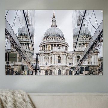 La cathédrale Saint-Paul à Londres avec reflets