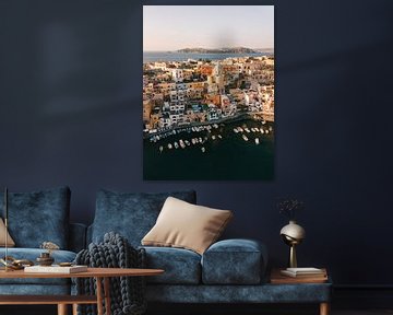 Blick aus der Luft auf den Hafen von Procida mit Ischia im Hintergrund