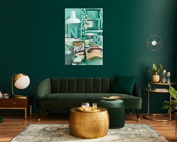 Foto van een stilleven met retro en vintage spulletjes in pastel groen. van Therese Brals