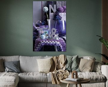 Foto van een stilleven met retro/vintage spulletjes in  paars.
