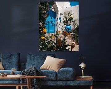 Blaue Haustür umgeben von Pflanzen in Sant'Angelo auf der italienischen Insel Ischia von Michiel Dros