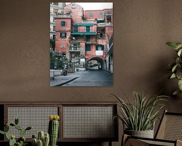 Rotes italienisches Mehrfamilienhaus mit darunter liegender Straße in Amalfi von Michiel Dros