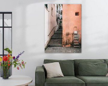 Oranje muur met ladder in Ischia Porto, Italië van Michiel Dros